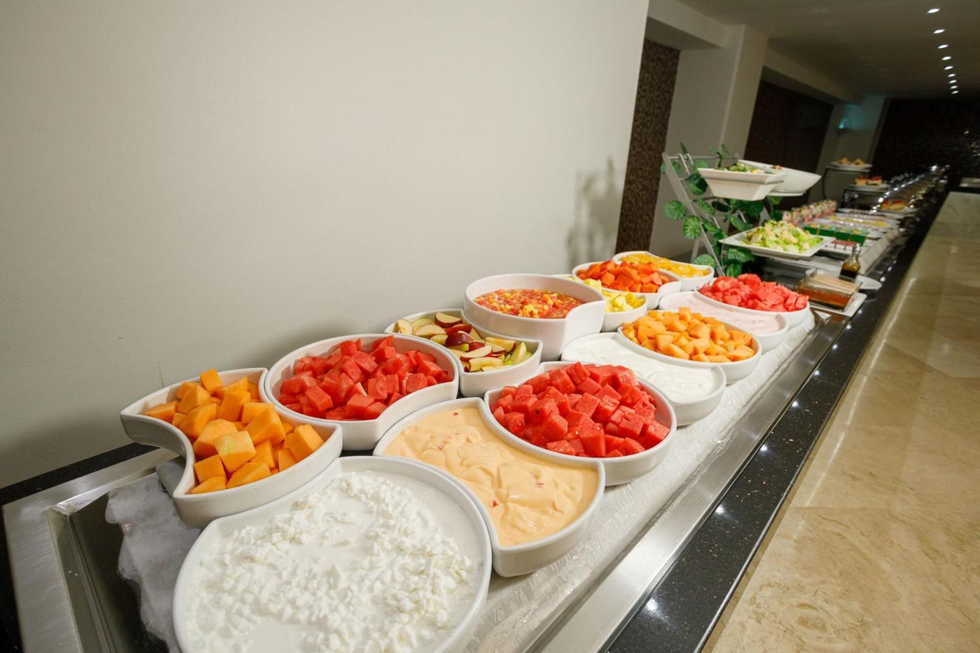 Real Inn Tijuana By Camino Real Hoteles Eksteriør bilde A buffet of fruit and dairy products