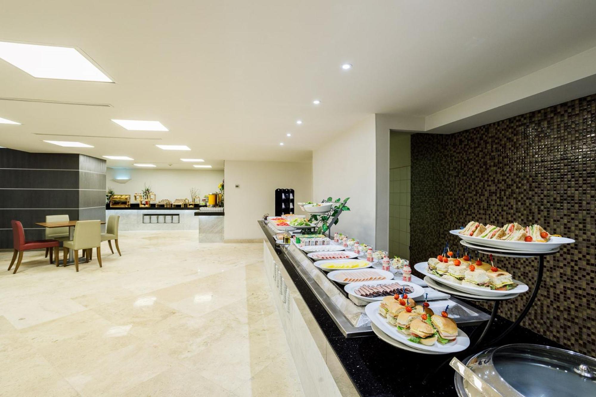 Real Inn Tijuana By Camino Real Hoteles Eksteriør bilde The lounge at the airport