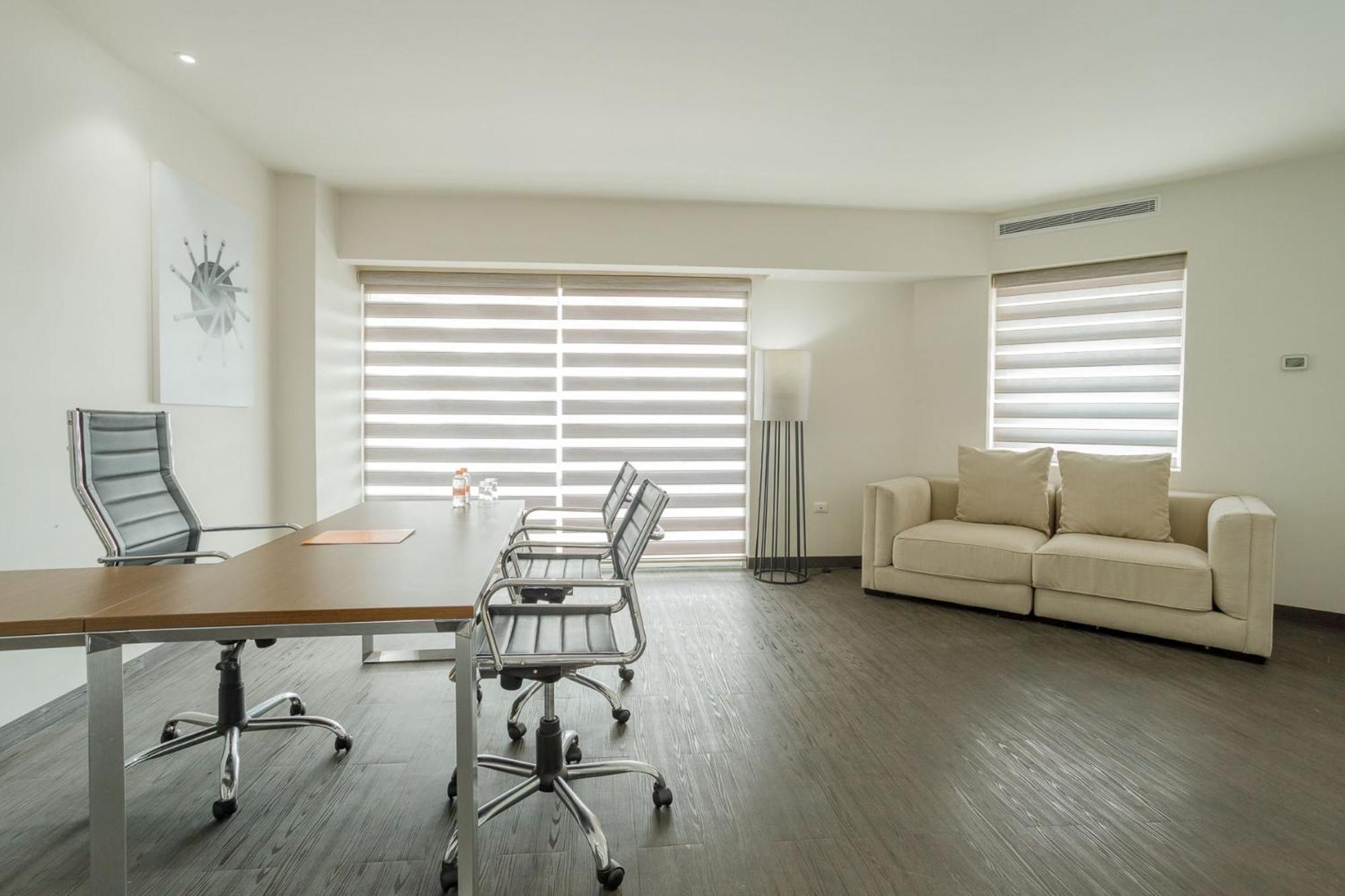 Real Inn Tijuana By Camino Real Hoteles Eksteriør bilde Zebra roller shades