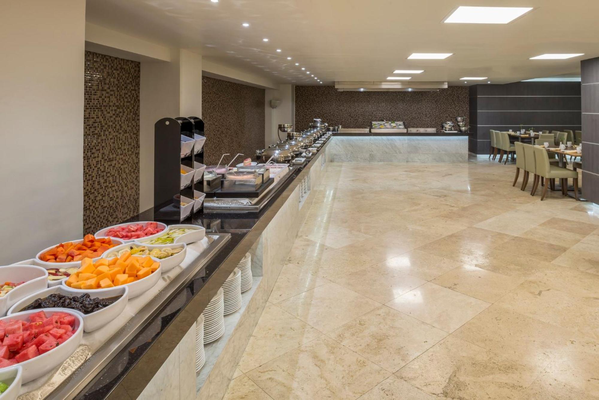 Real Inn Tijuana By Camino Real Hoteles Eksteriør bilde Buffet at a hotel