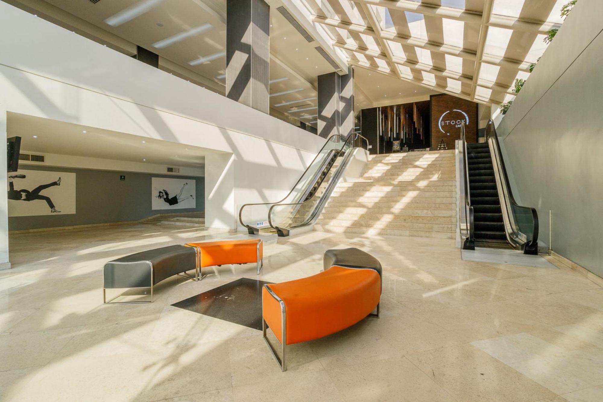 Real Inn Tijuana By Camino Real Hoteles Eksteriør bilde Interior of the terminal